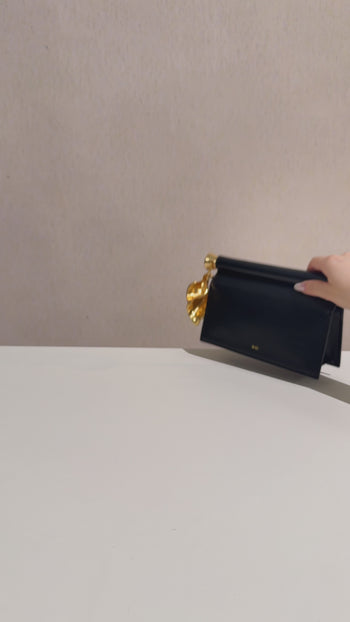 Holly Metallanhänger verzierte Clutch - Dunkelbraun