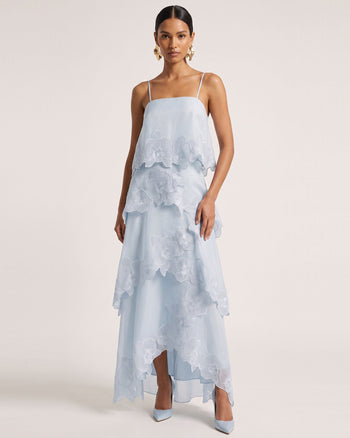 Mehrlagiges Maxikleid mit Orchideenstickerei - Hellblau