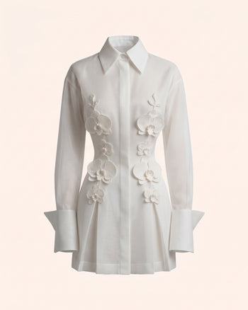 Hochgeschlossenes Mini-Hemdblusenkleid mit Knopfleiste und Orchideen-Verzierung – Weiß