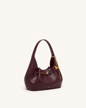 Maeve Lässige Hobo-Tasche mit Dackel-Anhänger - Tiefes Burgund