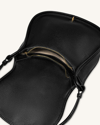 Arla Kleine Hobo-Tasche - Schwarzes genarbtes Leder