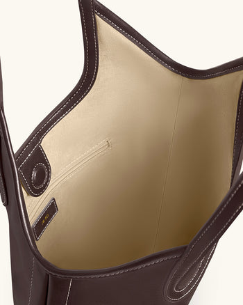 Brooke Schulter-Tragetasche mit Gürtel und Verzierungen - Dunkelbraun