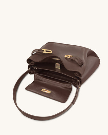 Rhea Schultertasche mit doppelter Schnalle und Narbenlederstruktur - Dunkelbraun