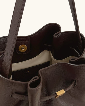 Clara Eimer-Schultertasche mit Schloss-Akzent - Mokkabraun