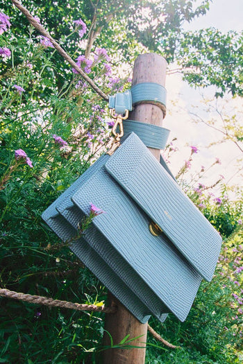 Mini-Klappentasche - Echsenprägung in Eisblau