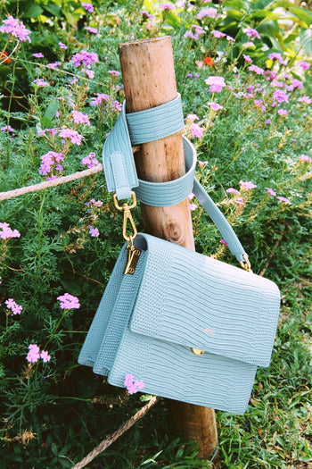 Mini-Klappentasche - Echsenprägung in Eisblau