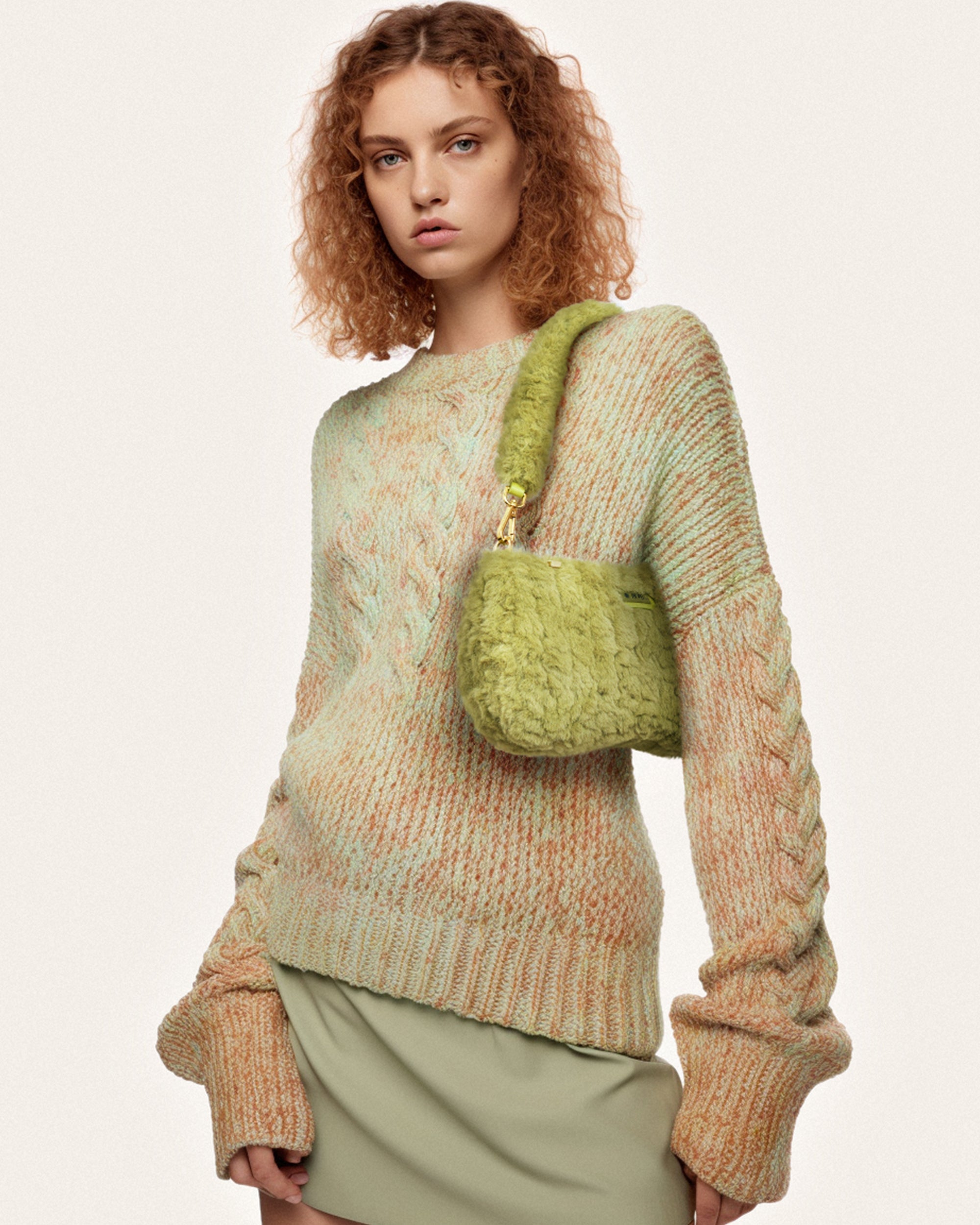 Eva Schultertasche aus Kunstpelz - Erbsengrün