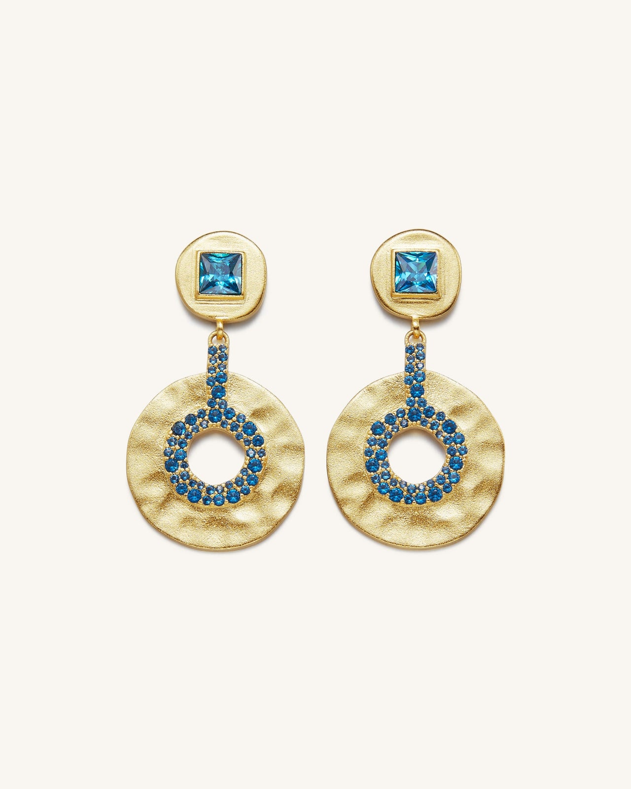 Geometrisch durchbrochene kleine runde Ohrringe - 18 Karat vergoldetes & Tiefseeblauer Zirkon