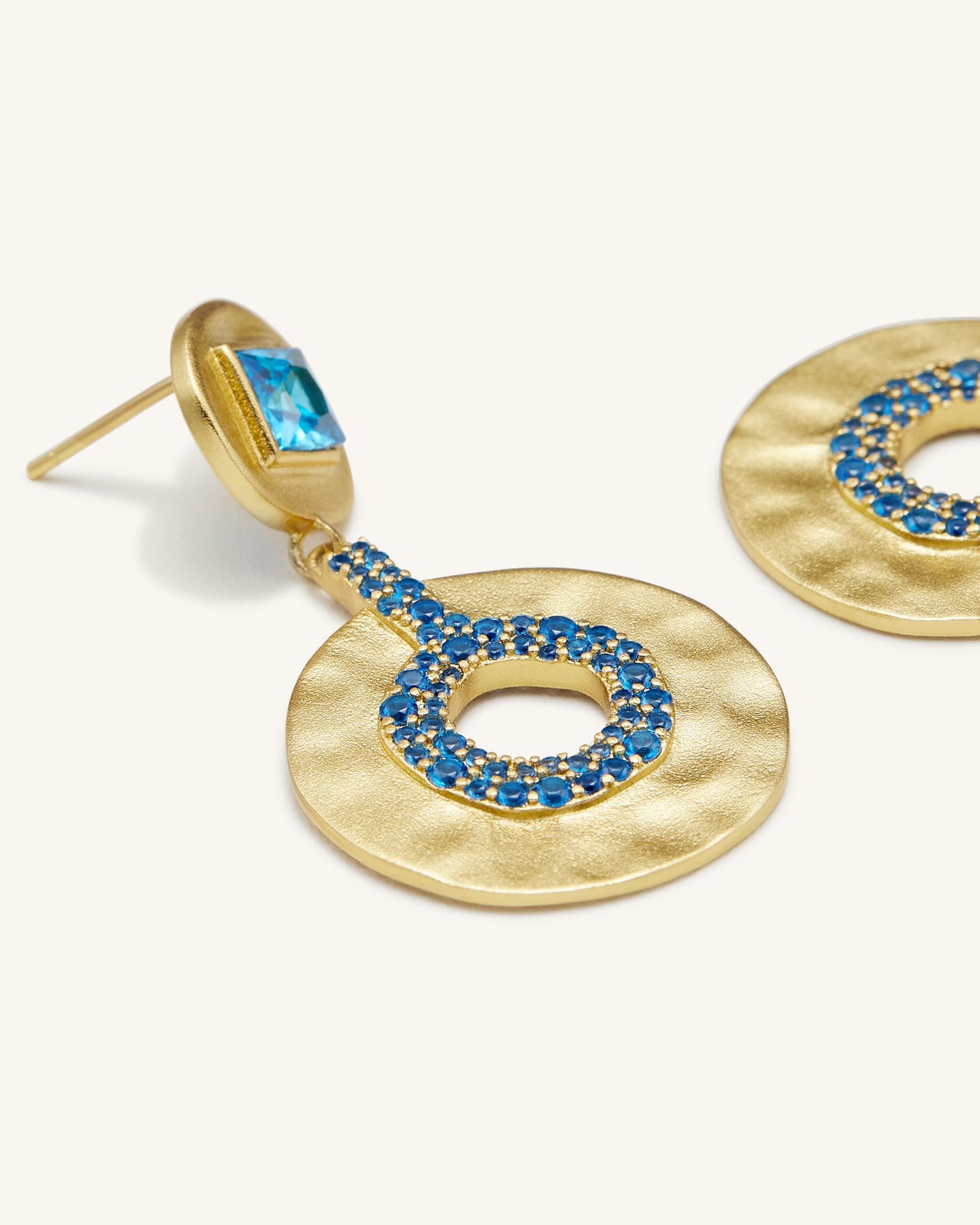 Geometrisch durchbrochene kleine runde Ohrringe - 18 Karat vergoldetes & Tiefseeblauer Zirkon